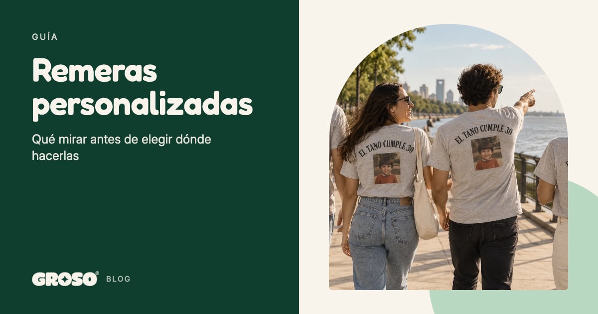 Amigos de espaldas en una costanera con remeras grises iguales que dicen El Tano cumple 30, con su foto de chico