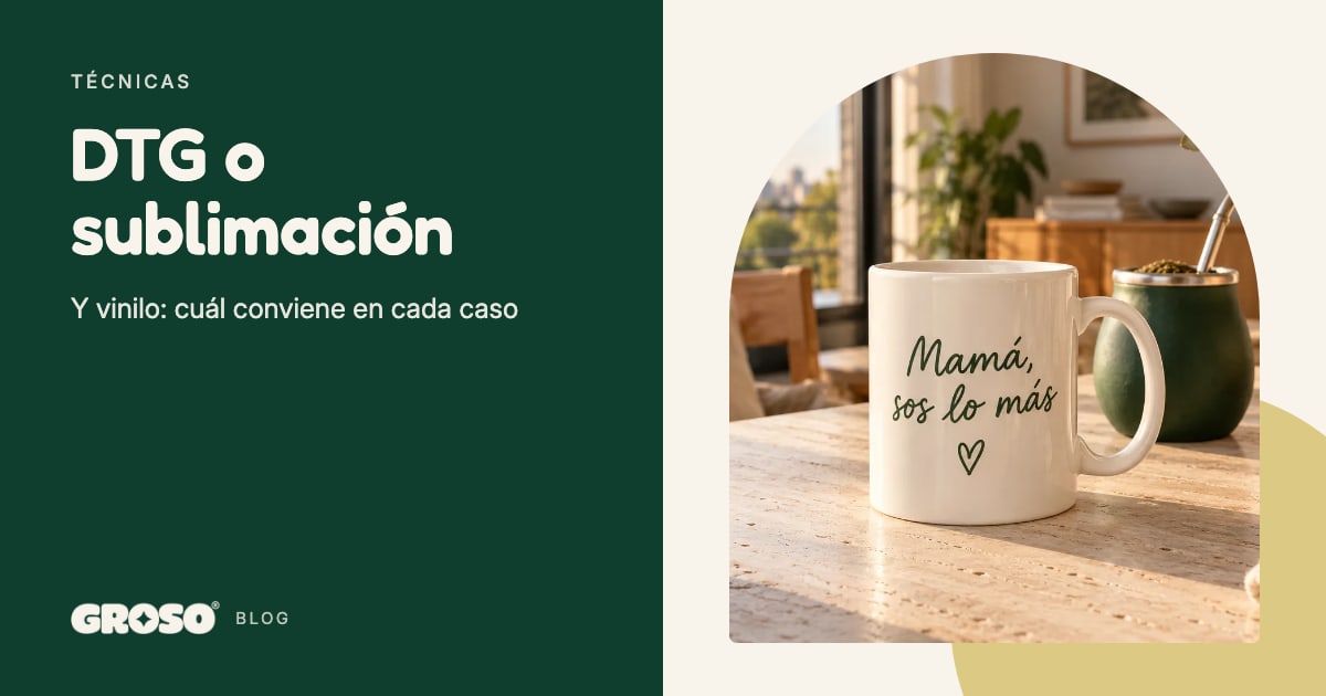 Una taza blanca con la frase Mamá, sos lo más y un corazón, sobre una mesa de madera junto a un mate