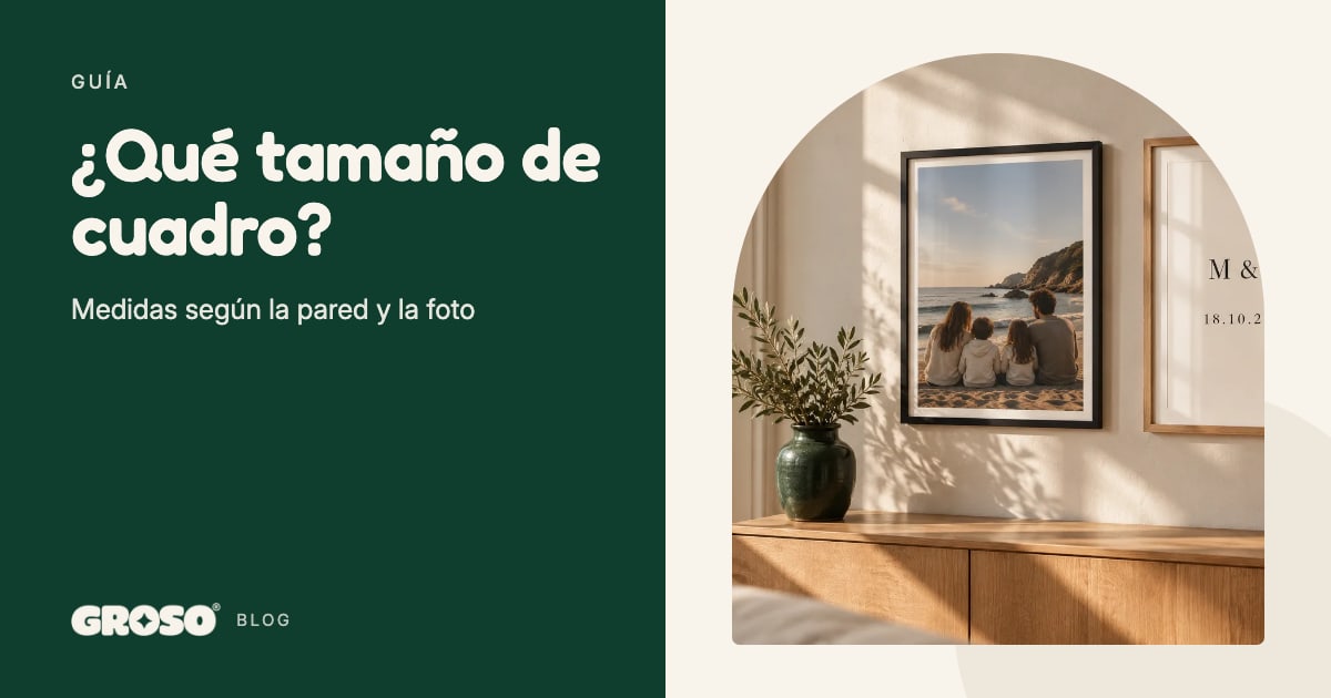 Dos cuadros sobre un mueble de living: uno de marco negro con una familia en la playa y otro de marco natural con iniciales y una fecha